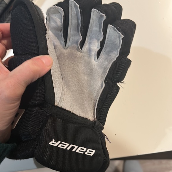 Bauer hockey left hand glove only junior size 11 - Picture 3 of 3